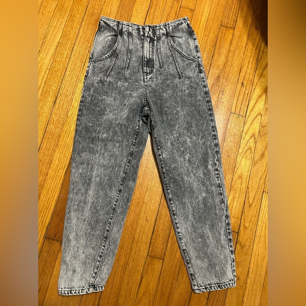 ASTR The Label Women's Petite Perfectly Pleated High Rise Straight Cropped Jean - Picture 3 of 10